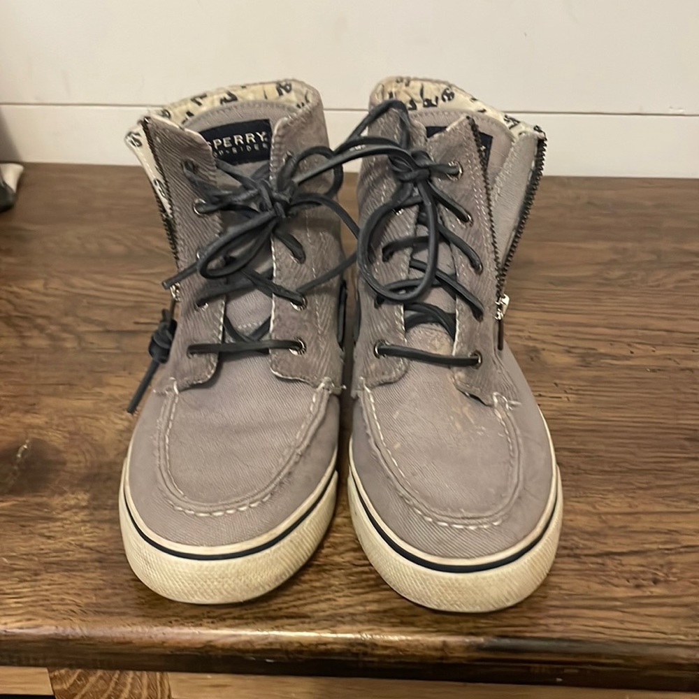 Sperry high top sneaker- 8.5